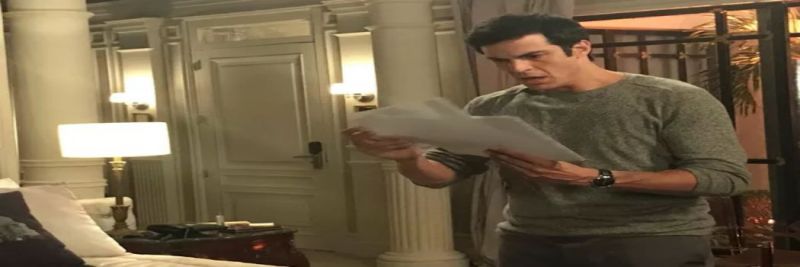 Eric toma coragem e vê as fotos da nuvem de Maria Pia